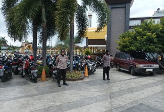 Salat Jumat Tenang, Dijagain Polwan Polsek Gading Cempaka 