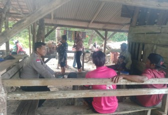 Polsek Enggano Saat Dengarkan Curhatan Warga Soal Sampah 