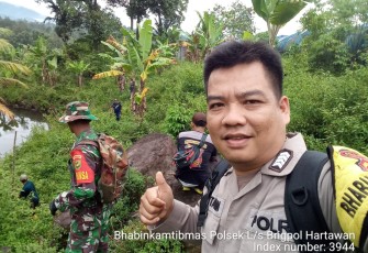 Polsek Lebong Selatan Lakukan Pengamanan Pemasangan Patok Tapal Batas Perusahaan dan Lahan Warga
