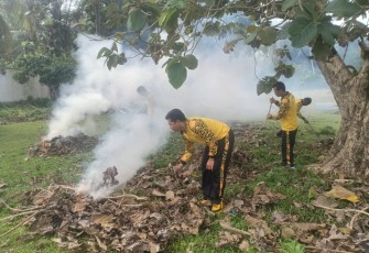 Jalin Keakraban, Personel Polsek Kaur Tengah Gotong Royong Membersihkan TPU Desa Lubuk Gung