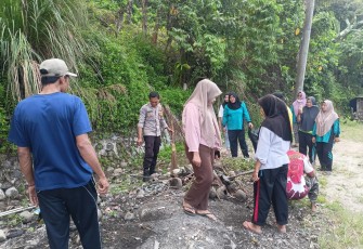 Tindak Lanjut Jumat Curhat, Bhabinkamtibmas Polsek Nasal Gotong Royong Kebersihan di Suku Tiga