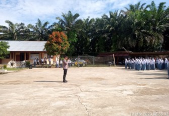 Kapolsek Sungai Rumbai  Saat Jadi Pembina Upacara di SMAN 15 Mukomuko