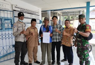 Bhabinkamtibmas dan Babinsa Padang Serai Laksanakan Problem Solving kepada warga yang Kedapatan Buang Sampah Sembarangan