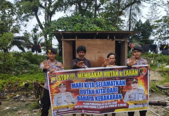 Anggota Polsek Enggano Sosialisasi Cegah Karhutla Kepada Masyarakat