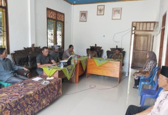 Bhabinkamtibmas Polsek Lebong Utara Hadiri Musyawarah Penetapan Penerima BLT DD Desa Ketenong Jaya