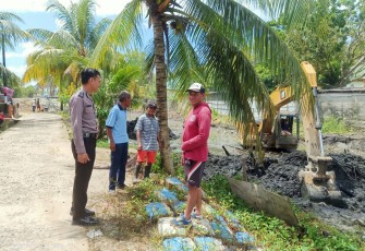 Bhabinkmtibmas Lempuing Bersama Tokoh Masyarakat Pantau Pengerukan Drainase