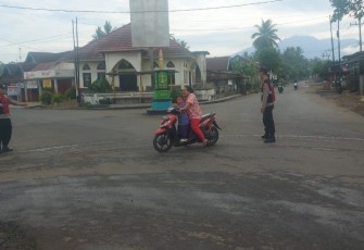 Commander Wish,  Polsek Air Besi Bantu Masyarakat Pengguna Jalan