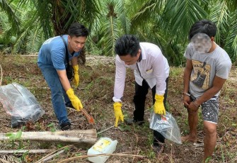 Polisi Cari Barang Bukti Yang Dibuang Oleh Pelaku Pembakaran Mobil