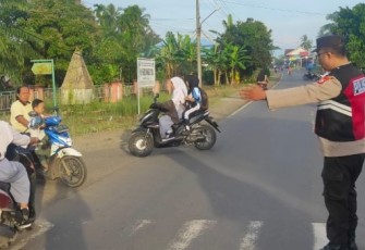 Tingkatkan Kehadiran Ditengah Masyarakat, Polsek Lais Melaksanakan Pengaturan Lalu Lintas