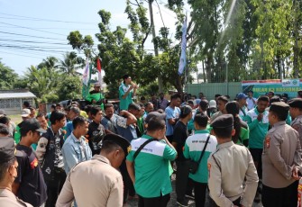 71 Personil Polresta Bengkulu Amankan Aksi Unjuk Rasa Serikat Buruh Bongkar Muat Barang