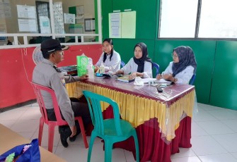 Bhabinkambitbmas Saat Sambangi Puskesmas Enggano