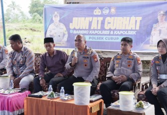 Rejang Lebong – Polres Rejang Lebong kembali menggelar kegiatan Jum'at Curhat, Giat  Jum'at curhat hari ini dilaksanakan di Perumahan Al -Gahzi desa Tasik malaya  (17/03/2023). Hadir dalam kegiatan ini  kapolres Rejang Lebong Akbp Tonny Kurniawan S.Ik  didampingi Kasat Intel,Kasat Samapta,Kasat Lantas, Kasat Binmas dan Kapolsek Curup serta di Ikuti Perangkat desa dan   masyarakat Desa Tasik Malaya.  Disampaikan oleh Kapolres Rejang Lebong Akbp Tonny Kurniawan S,IK , kegiatan Jumat Curhat ini merupakan progr