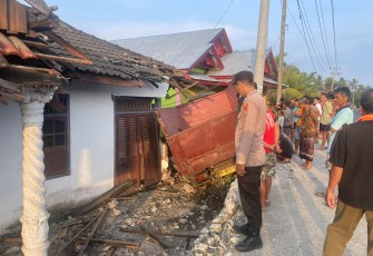 Akibat Melaju Kencang, Truk Tabrak 2 Rumah Warga Seluma