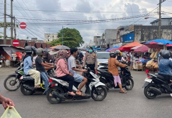 Pengamanan Pasar Tumpah Oleh Personel Polsek Gading Cempaka 