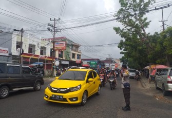 Personel Polsek Gading Cempaka Lakukan Pengaturan Arus Lalin Pasar Tumpah Didepan Kantor Camat