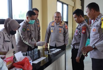 Kapolres RL Beri Arahan dan Pimpin Tes Urine Personel Polsek PUT