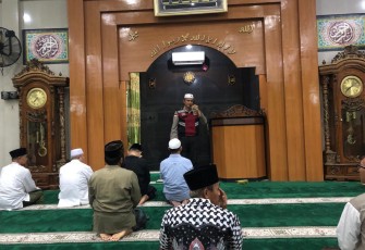 Ustaz Aiptu Asber Panjaitan Berikan Kultum di Masjid Besar Rukis