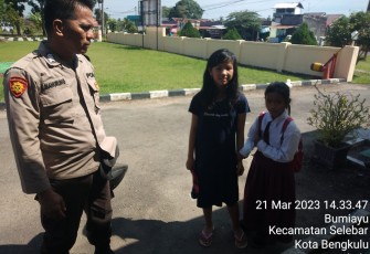 Tak Dijemput keluarga, Bhabinkamtibmas ini Antarkan Siswa SDN 16 ke Keluarganya