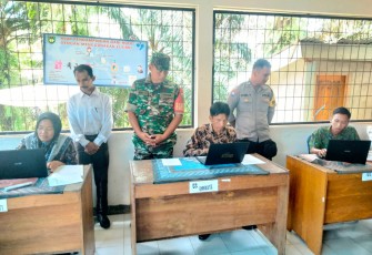 Bhabinkamtibmas Kawal Seleksi Perangkat Desa Telaga Dalam 