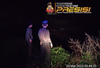 Polisi saat melakukan pencarian