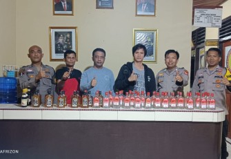 Polsek Kaur Selatan Amankan Puluhan Botol Miras