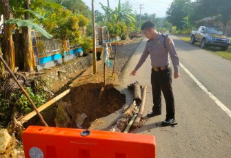 Polsek Giri Mulya Pasang Barier di Jalan Amblas Sebagai Tanda Peringatan