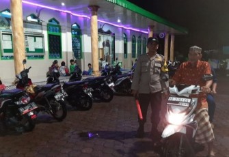 Personel Polsek Gading Cempaka Lakukan Pengamanan Salat Tarawih di Masjid Jami Bhabusalam