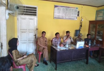 Bhabinkamtibmas Polsek Lais Hadiri Pembagian BLT DD