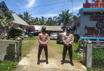 Polsek Air Besi Laksanakan Pam Ibadah Gereja di Desa Tebing kandang