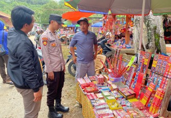 Datangi Pasar, Polsek Nasal Sita Petasan  