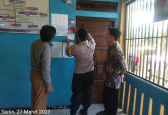 Bhabinkamtbmas Polsek Lebong Utara Pasang Stiker "Hotline Dumas Presisi"