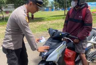 Polsek Giri Mulya Beri Imbauan dan Pasang Stiker Tertib Berlalu Lintas