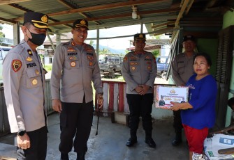Kapolres Bengkulu Utara Berikan Bansos Kepada Warga yang Membutuhkan