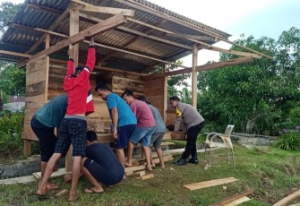 Bhabinkamtibmas Ikut Bergotong-royong Membangun Pos Kamling