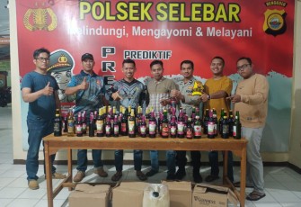 Polsek Selebar Amankan Puluhan Botol Miras dan 1 Jeriken Tuak
