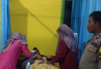 Korban saat diperiksa petugas medis