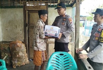 Kapolsek Air Besi Salurkan Paket Sembako Bantuan Kemanusiaan untuk Negeri