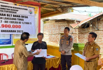 Monitoring Pengelolaan Dana Desa, Kapolsek Hadiri Penyaluran BLT DD 