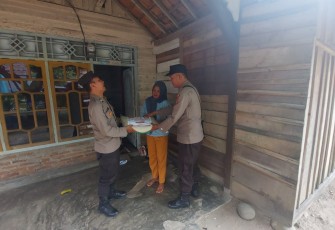 Polri Peduli, Polsek Nasal Salurkan Bantuan ke Warga Kurang Mampu