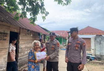 Polsek Tanjung Kemuning, Salurkan Bantuan ke Janda Lansia Kurang Mampu