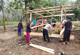 Polsek Putri Hijau Bergotong Royong Bangun Pos Kamling Bersama Warga 
