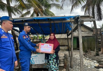 Polres Bengkulu Selatan Salurkan Bantuan Kemanusiaan Kepada Nelayan