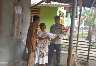 Polsek Kaur Selatan Salurkan Bantuan Sembako Kepada Warga Desa Kasuk Baru
