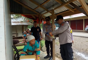 Polsek Air Besi Memberikan bantuan Kemanusiaan untuk Negeri kepada Masyarakat yang kurang mampu