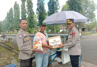 Bakti Sosial, Polres Bengkulu Utara Lakukan Bakti Sosial Untuk Masyarakat Yang Kurang Mampu dan Sakit Menahun