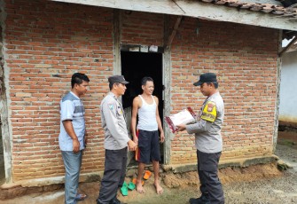 Polsek Kaur Tengah Salurkan Bantuan Kepada Warga Kurang Mampu