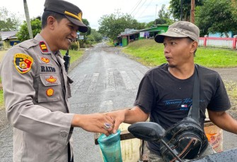 Peduli Sesama, Polsek Kerkap Berbagi Takjil Buka Puasa