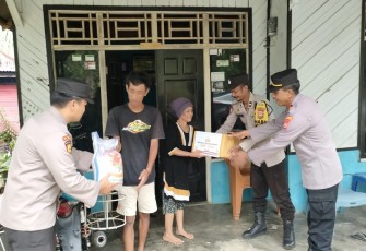 Polsek Lais Berikan Bantuan Kemanusiaan Untuk Negeri kepada Warga yang Kurang Mampu