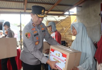  Kapolda Bengkulu Bagikan 125 Paket Sembako Kepada Warga TPA Air Sebakul