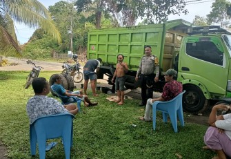 Jalin Komunikasi dengan Masyarakat, Polsek Batik Nau Sambangi Warga Binaannya